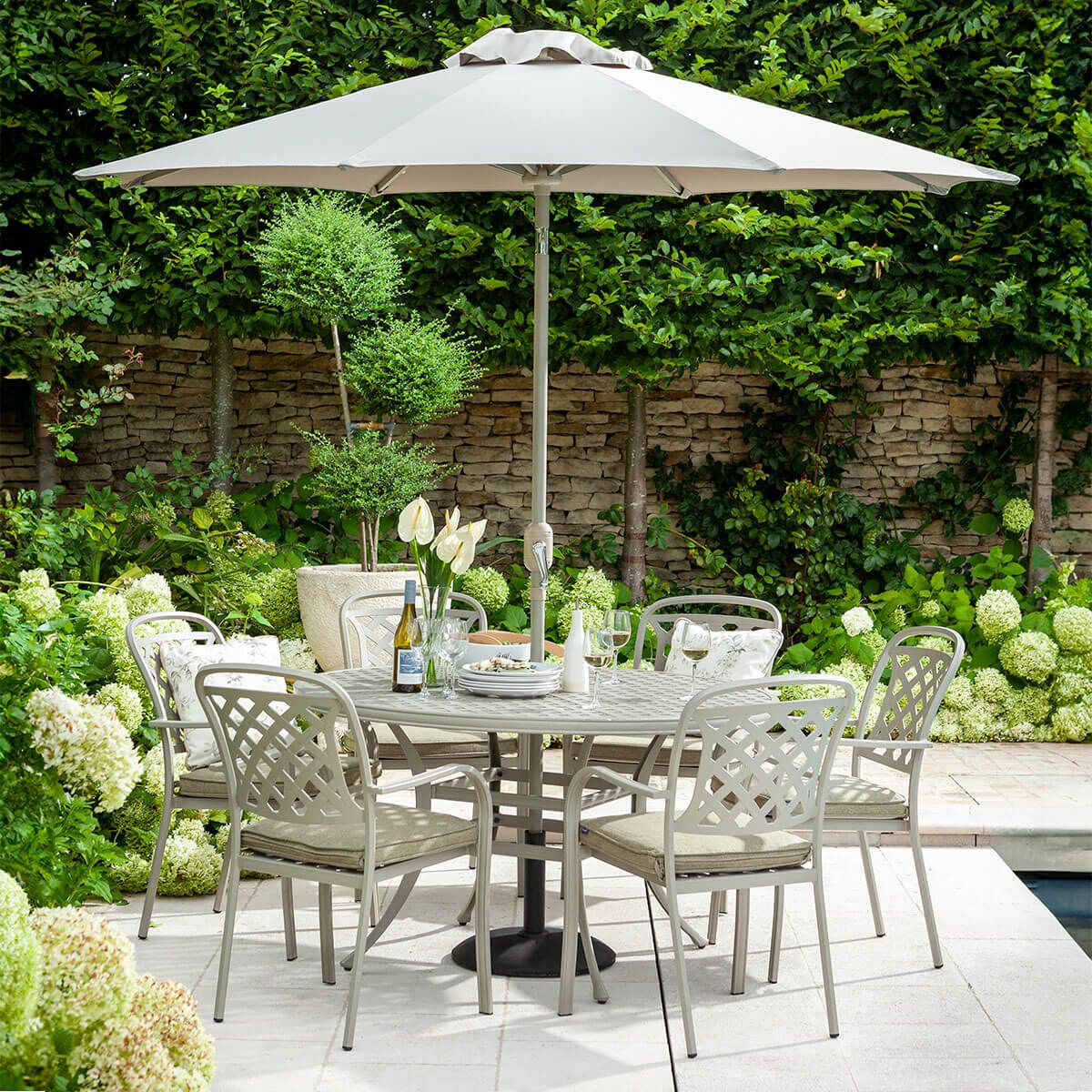 Hartman Berkeley 6 Seat Garden Aluminium Round Dining Set with Parasol ...